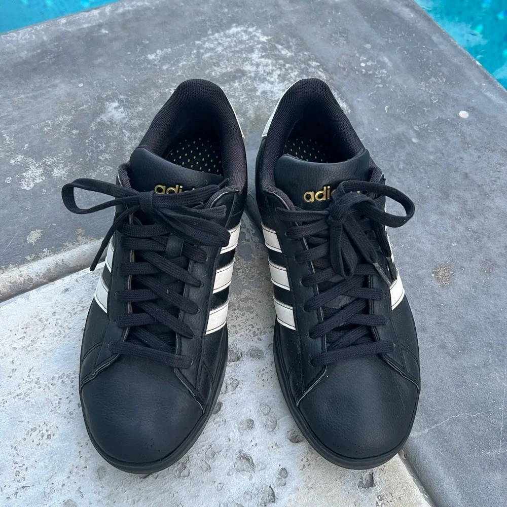 Adidas “Samba” OG sneakers in black leather with white stripes